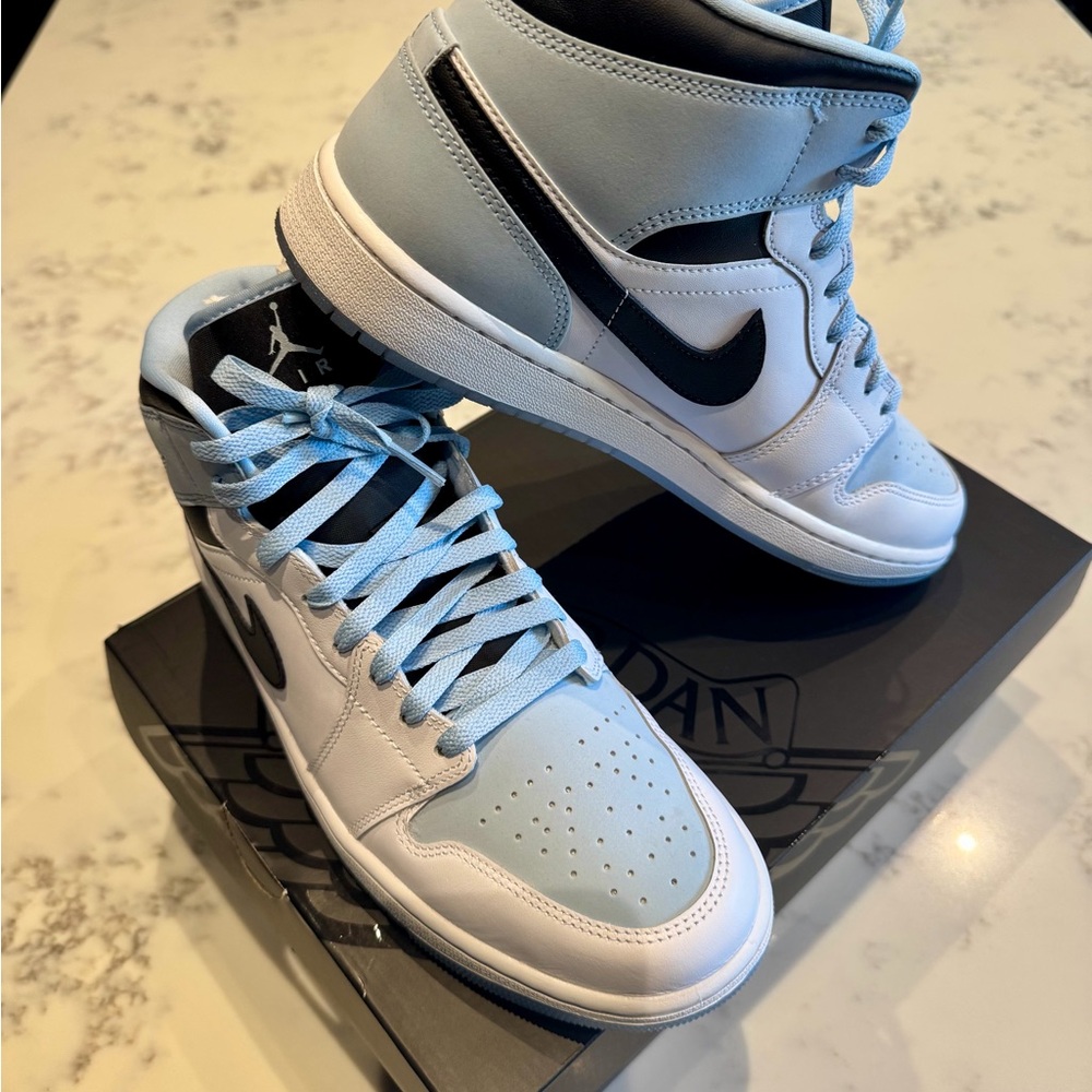 Air Jordan 1 Mid - Picture 2 of 5